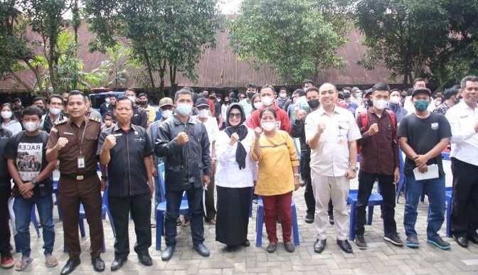 Wali Kota dr Susanti Dewayani SpA Memberikan BLT DBHCHT Kepada Buruh Pabrik Rokok Wilayah Siantar