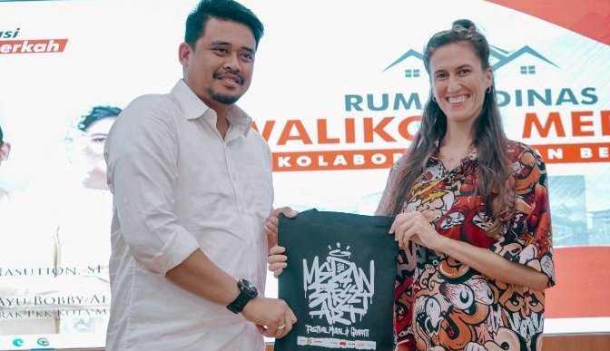 Wali Kota Medan Bobby Nasution saat bertemu dengan puluhan pegiat seni mural di Pendopo Rumah Dinas Wali Kota, Jalan Sudirman Medan, Kamis (1/12/2022) malam