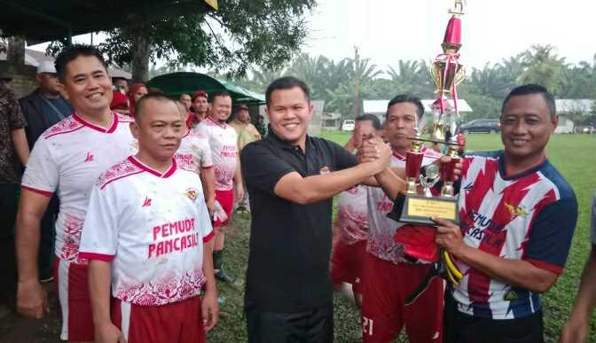 Wabup Sergai Adlin Tambunan saat menyerahkan trophy pada pemenang