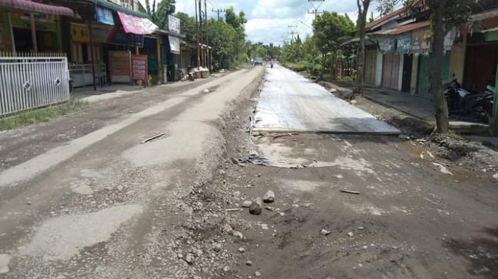 Kondisi badan jalan saat pelaksanaan proyek