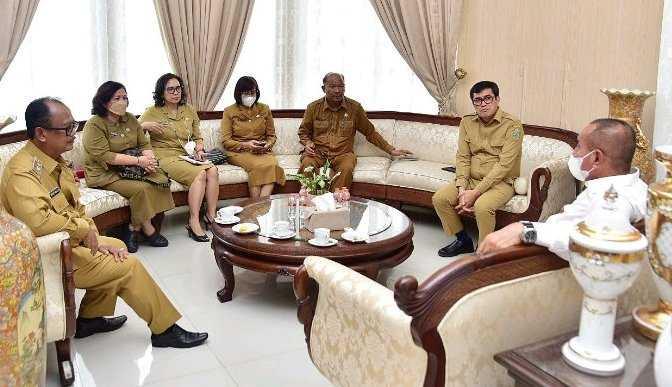 Edy Rahmayadi menerima Panitia Perayaan Natal Aparatur Sipil Negara (ASN) Pemerintah Provinsi Sumut di Rumah Jabatan Gubernur Sumut, Jalan Sudirman Medan, Senin (5/12/2022).