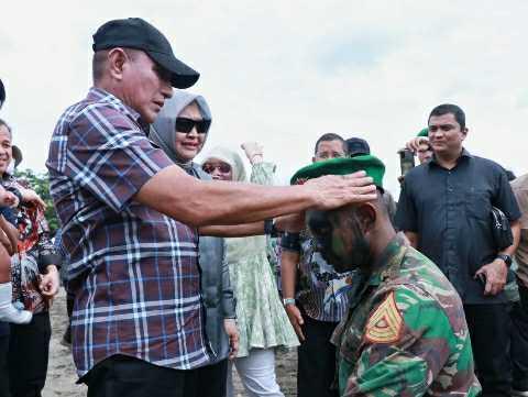 Edy Rahmayadi memakaikan baret kepada Gilang Permana&nbsp;siswa Tingkat IV Taruna TNI AD, pada pembaretan prajurit Infantri siswa Pendidikan Kecabangan Perwira Infanteri (Dikcabpaif) Taruna TNI Tingkat IV Tahun 2022 di Cilacap, Jawa Tengah, Rabu ( 14/12).