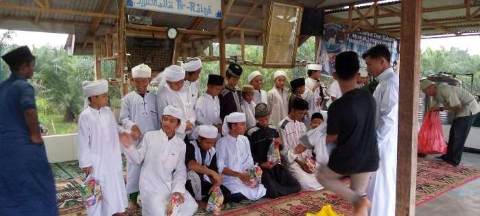 Para santri Ponpes Tahfizhul Qur'an Salman Alfarisi Yatim dan Dhuafa di Berngam Binjai