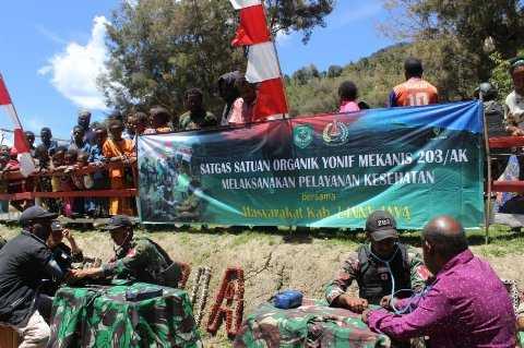 Pelayanan Kesehatan Satgas Yonif Mekanis 203/AK Diserbu Masyarakat