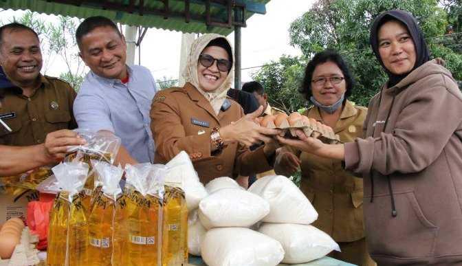 dr.Susanti Dewayani SpA melakukan peninjauan Kegiatan Pasar Murah di Simpang tiga Bah Kapul, Kecamatan Siantar Sitalasari, Selasa (13/12/2022).