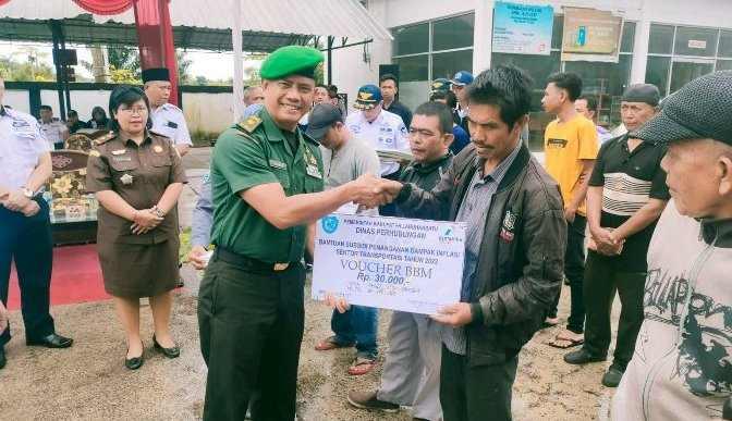 Kasdim 0209/LB Mayor Inf. Hendra Gunawan turut serta menyerahkan secara simbolis voucer bantuan langsung bahan bakar minyak (BBM) subsidi kepada penarik becak bermotor.