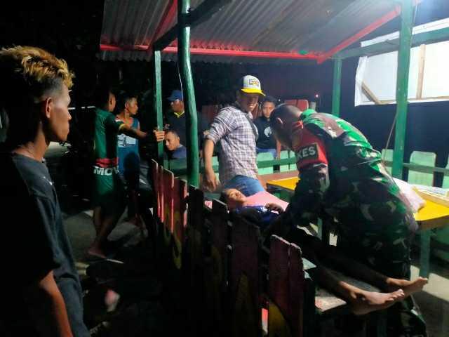 Warga Jatuh Dari Motor, Anggota Satgas Yonarmed 1 Kostrad Berikan Pertolongan Pertama