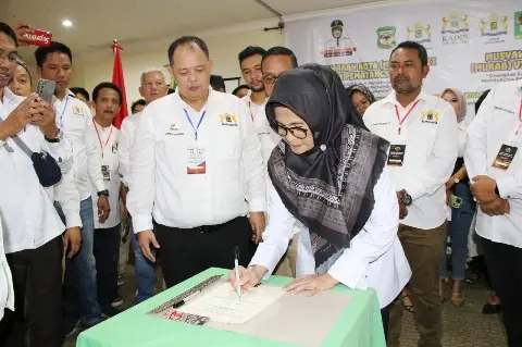 dr Susanti Dewayani dan pengurus KADIN Pematang Siantar 