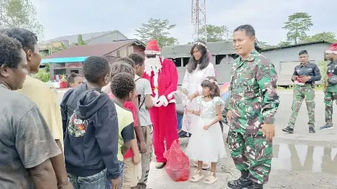 Sinterklas Kodim 1710 membagi bingkisan Natal di Timika 