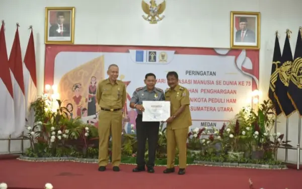 Penyerahan penghargaan kepada Walikota Binjai 