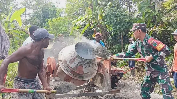 Pelaksanaan kerja bakti pengecoran jalan di Kelurahan Wania, Distrik&nbsp;Mimika Timur, Kab. Mimika