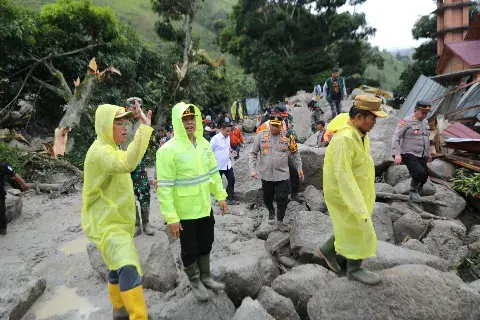meninjau lokasi banjir bandang di Simangulampe