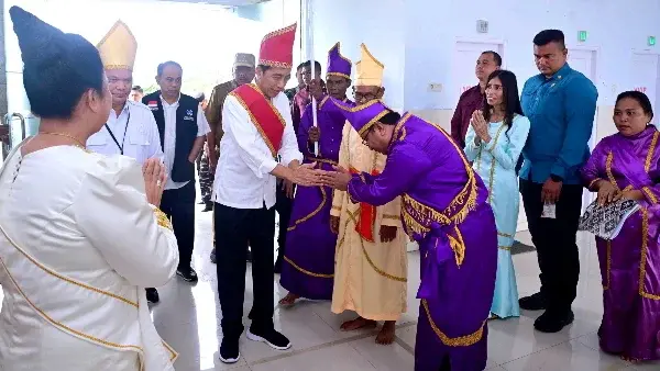 Presiden Jokowi saat menerima gelar adat Marambe Ambaralla Palunglaa Parodisa oleh Dewan Adat Talaud