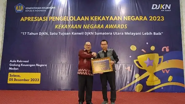 Penyerahan penghargaan kepada Pemkab Taput 
