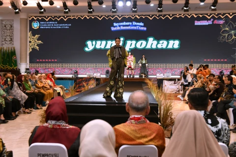 Showcase dan Awarding Sayembara Desain Batik Sumut tahun 2024 yang diselenggarakan di Aula Raja Inal Siregar, lantai 2 Kantor Gubernur Sumut, Jalan Diponegoro No. 30, Medan, Senin (23/12/2024).