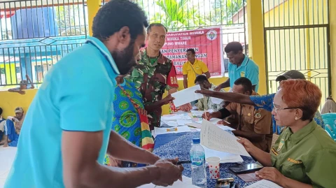 Sertu Tangkas Budiono melakukan pendampingan penyerahan bantuan dana desa tahun 2024. 