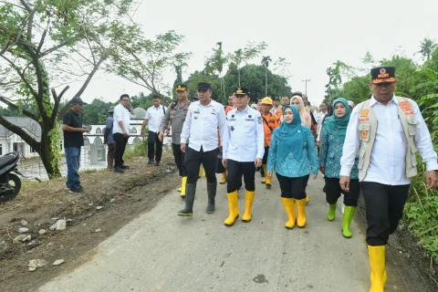 Pj. Gubernur Sumut dan Pj. Ketua TP PKK Sumut meninjau kawasan terdampak banjir di Komplek Perumahan Villa Patumbak Permai dan Puri Indah Marindal.