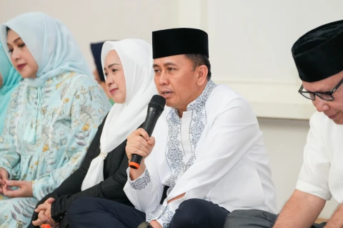 Agus Fatoni bersama Pj Ketua TP  PKK Provinsi Sumut Tyas Fatoni melakukan syukuran atas keberangkatan ibadah umroh beserta keluarga di Rumah Dinas Gubernur Sumut Jalan Jenderal Sudirman 41 Kota Medan, Kamis (26/12).