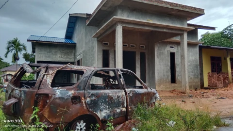 Rongsokan Mobil yang dibakar antek Bandar Narkoba KAH, otak dibalik kasus kekerasan terhadap wartawan