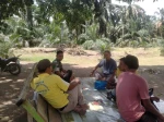Danramil 12/LP Beri Tanggapan Komsos, Babinsa Duduk Bawah Pohon Rindang