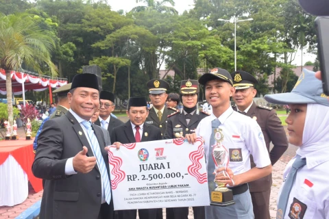 Wabup Deli Serdang, Lom Lom Suwondo SS menjadi Irup Peringatan Hari Bela Negara (HBN) ke-77 Tahun 2025 Tingkat Kabupaten Deli Serdang di Alun-Alun Pemerintah Kabupaten (Pemkab) Deli Serdang, Jumat (19/12/2025).