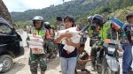 Terisolir, Personel Kodim Aceh Tenggara Jalan Kaki Antar Bantuan ke Ketambe