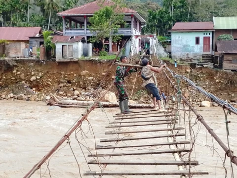 TNI Bersama Warga Perbaiki Jembatan untuk Buka Akses Antar Desa di Aceh Tenggara