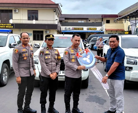 Wabup Deli Serdang, Lom Lom Suwondi SS secara simbolis menyerahkan kunci kendaraan operasional kepada Kapolrestabes Medan, Kombes Pol Dr Jean Calvijn Simanjuntak SIK MH, pada Apel Gelar Pasukan Operasi "Lilin Toba 2025" dan Ground Breaking Peletakan Batu Pertama Polsubsektor Sunggal di halaman Mapolrestabes Medan, Jumat (19/12/2025).