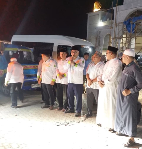 Ketua DMI Labura, H. Suryaman MM menyampaikan ucapan pelepasan bantuan.