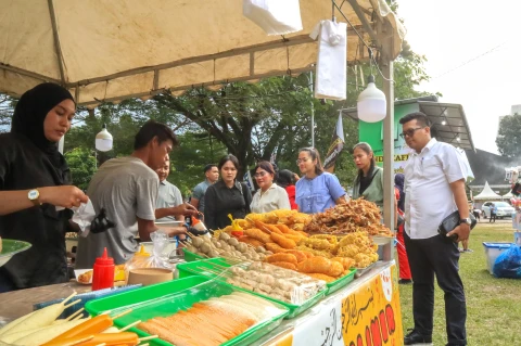 Ketua TP PKK Ny Liswati Wesly Silalahi Tinjau Kuliner dan Ikut Membersamai Penampilan Yayasan RRABK di Acara Pray For Sumatra