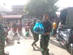 TNI Distribusikan 14.225 Nasi Bungkus untuk Warga Terdampak Banjir di Medan