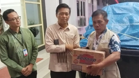 Kepala KPw Bank Indonesia Sibolga, Riza Putera (tengah), serahkan bantuan kemanusiaan secara simbolisasi kepada Pemkab Tapteng yang diterima langsung oleh Bupati Tapanuli Tengah, Masinton Pasaribu.