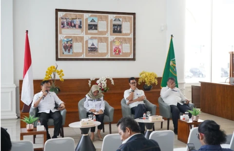 Sekretaris Dinas Perhubungan Sumut Rochani Litiloly mewakili Plt Kepala Dinas Perhubungan Sumut, pada acara Temu Pers yang digelar Dinas Kominfo Sumut di Lobby Dekranasda, Kantor Gubernur Sumut, Rabu (3/12/2025).