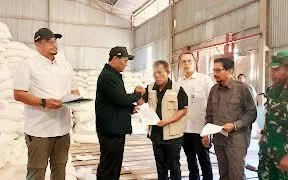 Menteri Pertanian sekaligus Kepala Badan Pangan Nasional, Andi Amran Sulaiman, bersama Gubsu Bobby Nasution dan Bupati Tapanuli Tengah, Masinton Pasaribu, di sela sela peninjauan Beras di Gudang Bulog Sibolga.