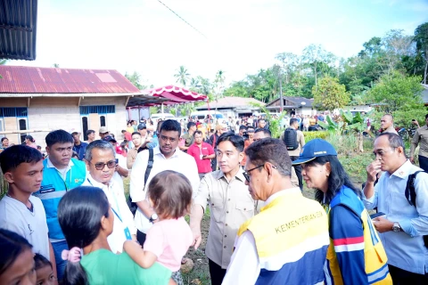 Muhammad Bobby Afif Nasution mendampingi Wakil Presiden (Wapres) Republik Indonesia Gibran Rakabuming Raka kunjungan kerja di Nias Selatan, Minggu (21/12/2025). 