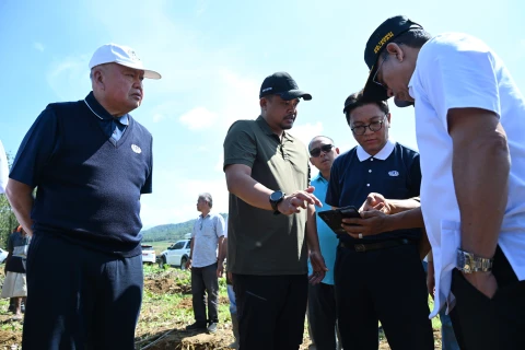 Bobby Afif Nasution bersama Bupati Tapanuli Selatan Gus Irawan Pasaribu, serta jajaran OPD meninjau lokasi kebun karet milik PTPN IV di desa Hapesong, Sabtu (20/12/2025)