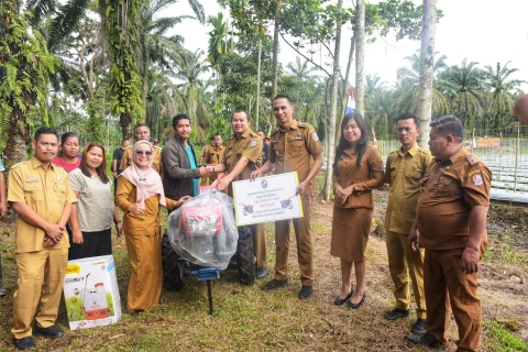 dr H Asri Ludin Tambunan diwakili Staf Ahli Bidang Ekonomi, Keuangan dan Pembangunan, Drs H Misran Sihaloho MSi, pada penanaman cabai merah bersama Kelompok Tani (Poktan) Tani Sinar Jaya di Desa Perpanden, Kecamatan Kutalimbaru, Selasa (30/12/2025).