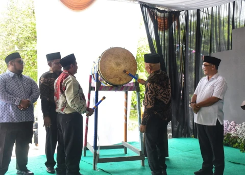 Asisten I Pemerintahan dan Kesejahteraan Rakyat, Drs Zainal Abidin Hutagalung membuka MTQ ke-III Tingkat Desa Jaharun B di halaman Masjid At-Taqwa, Dusun II, Desa Jaharun B, Kecamatan Galang, Minggu (21/12/2025).