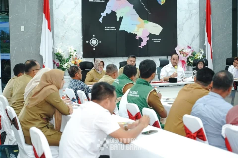 Bupati Batu Bara, H. Bahar, Dinas Pertanian bersama tim IPB diskusi soal penelitian lahan pertanian Batu Bara di akhir kegiatan.