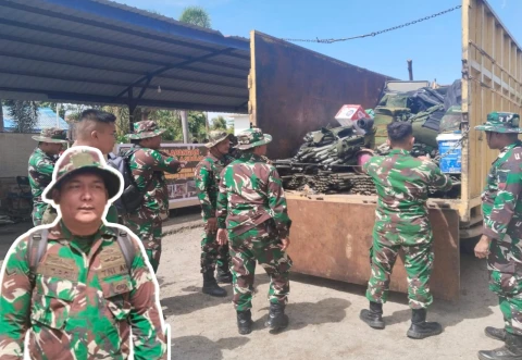 Prajurit TNI-AD sedang memuat perlengkapan menuju wilayah terisolasi di Tapteng, dan Serda Y. Yudistira Tarigan (lingkaran putih).