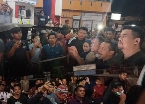 Gubsu Bobby Nasution bersama Bupati Tapanuli Tengah, Masinton Pasaribu dan Ketua DPRD Sumut, Erni Ariyanti Sitorus, mendampingi Menteri Energi dan Sumber Daya Mineral, Bahlil Lahadalia, mengunjungi masyarakat yang antri BBM disebuah SPBU di Tapteng