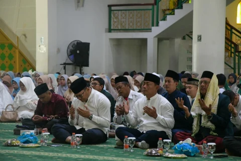Bupati Deli Serdang, dr H Asri Ludin Tambunan bersama Wakil Bupati, Lom Lom Suwondo SS menghadiri Muhasabah dan Doa Bersama Akhir Tahun 2025 di Masjid Agung Sultan Thaf Sinar Basarsyah, Lubuk Pakam, Kamis (18/12/2025).