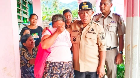 Salah satu warga terkena banjir bandang dan longsor mencurahkan isi hatinya sembari menangis dan merangkul ketika Bupati Tapanuli Tengah, Masinton Pasaribu, mengunjungi lokasi pengungsian di SD Sipange, Kecamatan Tukka.