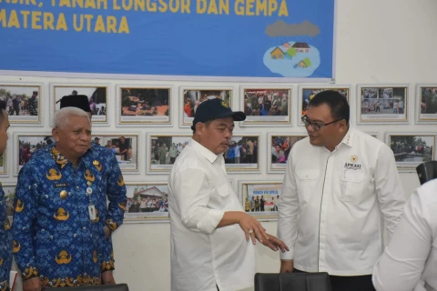 Bupati Deli Serdang, dr H Asri Ludin Tambunan yang juga Koordinator Wilayah Sumatera Utara APKASI mendampingi Ketua Umum APKASI Bursah Zarnubi yang juga Bupati Lahat didampingi Wakil Ketua Umum APKASI Yusuf Rio selaku Bupati Situbondo, Aep Syaipuloh selaku Bupati Karawang, menyerahkan bantuan untuk korban korbam banjir dan longsor di Sumatera Utara dan diterima Wagubsu, H Surya BSc di Posko Bencana Gedung Kwarda Sumatera Utara, Selasa (17/12/2025).