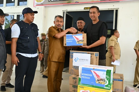 Posko Darurat Bencana Pemerintah Provinsi (Pemprov) Sumatera Utara (Sumut) menerima bantuan logistik kemanusiaan dari Kementerian Komunikasi dan Digital (Komdigi) melalui program Komdigi Peduli, Selasa (2/12/2025).