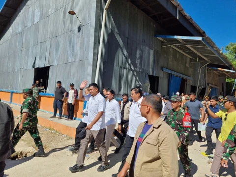 Mentan Andi Amran Sulaiman didampingi Gubernur Sumut Muhammad Bobby Afif Nasution dan Bupati Tapteng Masinton Pasaribu meninjau Kompleks Pergudangan Sarundik, Tapanuli Tengah, Rabu (3/12/2025).