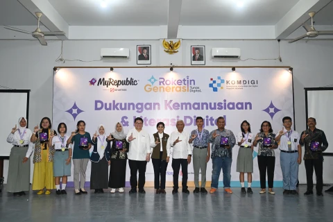 Surya mendampingi Menteri Komunikasi dan Digital (Komdigi) Meutya Hafid pada acara Roketin Generasi Tunas Digital di SMA Swasta Dharmawangsa, Medan, Sabtu