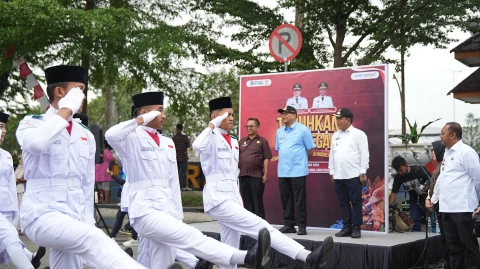 Bupati Deli Serdang, dr H Asri Ludin Tambunan dan Wakil Bupati, Lom Lom Suwondo SS, melepas peserta Kirab Bela Negara ke-77 Kabupaten Deli Serdang Tahun 2025 di Lapangan Segitiga, Lubuk Pakam, Kamis (18/12/2025).